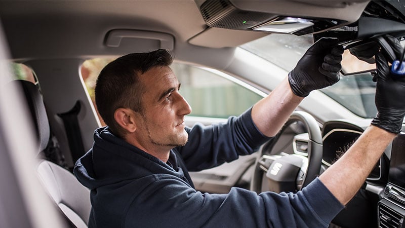 nobleglass Monteur bereitet Windschutzscheibe für Autoglasreparatur vor
