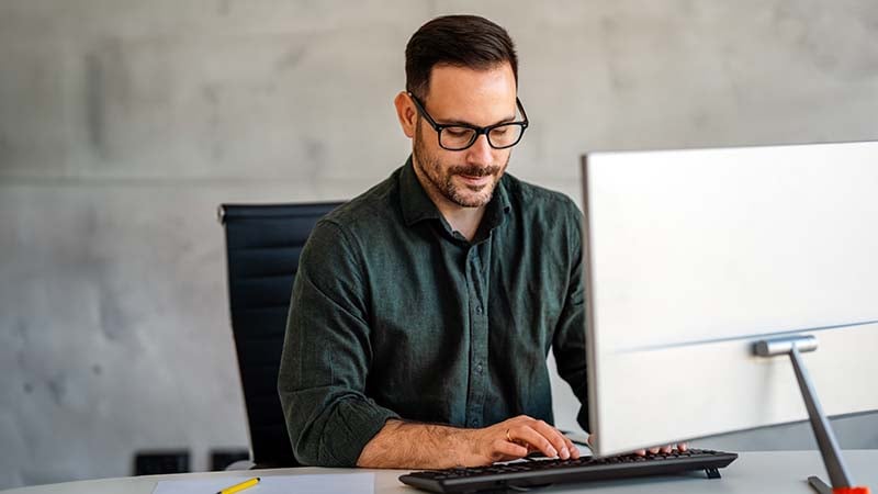 Fuhrpark Manager arbeitet am Computer und prüft Abrechnung