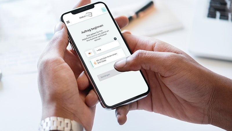 Kunde mit Glasschaden vereinbart online einen Termin mit nobleglass über sein Handy