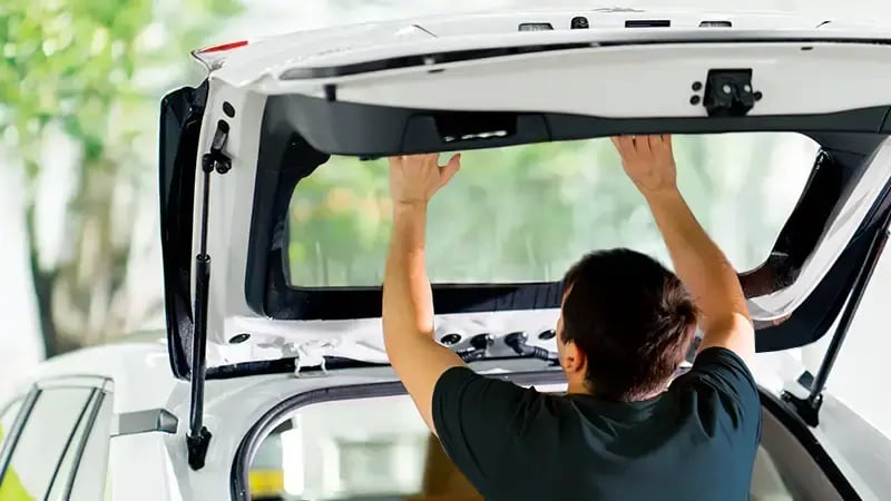 Nobleglass Monteur repariert kaputte Heckscheibe am Auto.