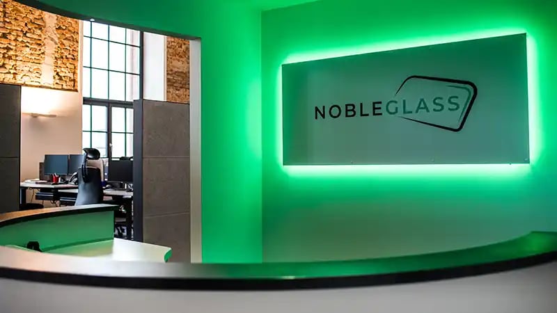Blick auf die Theke im Büro von nobleglass