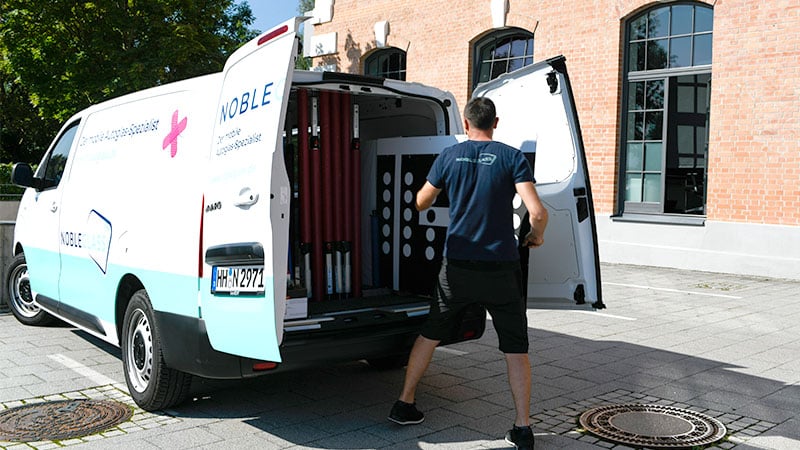 Blick in einen nobleglass Transporter mit allem Notwendigen für die Autoglasreparatur vor Ort