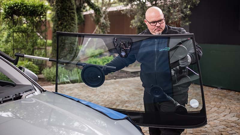 nobleglass Autoglas-Monteur sichert neue Windschutzscheibe für den Einbau
