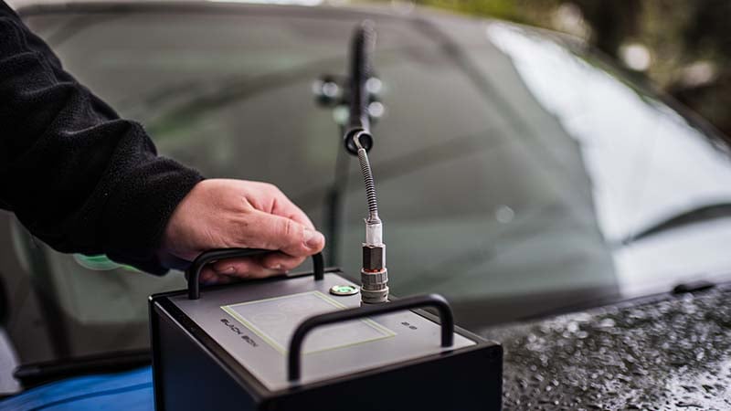 nobleglass Autoglas-Monteur repariert Steinschlag